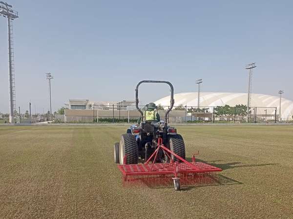 SPIN-Rake for hybrid turf